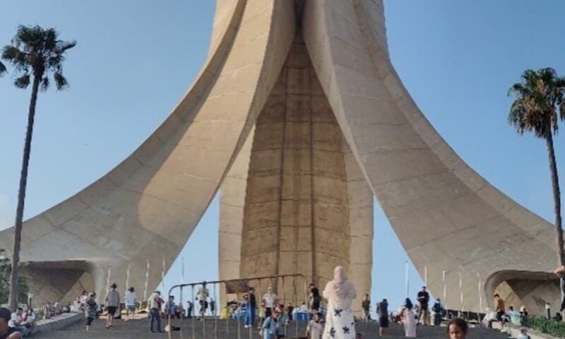 جدل في الجزائر أشعلته تصريحات مسؤول حول ديغول والتعريب