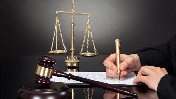 وفقا للقانون.. عقوبة شخصين ارتديا ملابس نسائية وقاما بالرقص والتحريض على الفجور