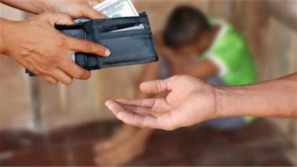 القانون يحاصر تجار البشر.. متى تتحول الوسيلة إلى جريمة اتجار؟