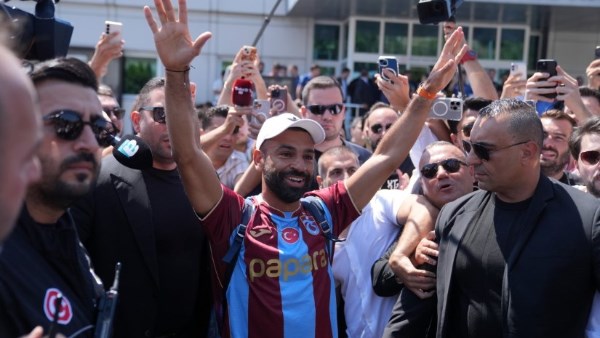 الملك المصري أصيب بالذهول.. صحف تركيا تحتفي باستقبال صلاح في طرابزون
