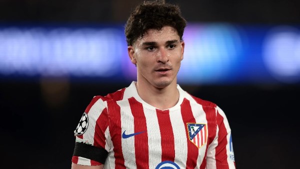 جوليان ألفاريز يطلب الرحيل إلى برشلونة.. وأتلتيكو مدريد يرفض فتح باب التفاوض