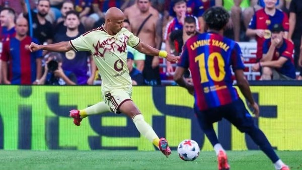 برشلونة يتوج بكأس خوان جامبر بعد الفوز على الأهلي 2-1
