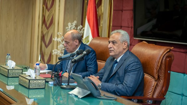 وزير الإنتاج الحربي يلتقي العاملين بالوزارة ويؤكد: زيادة معدلات الأداء العام الحالي كان ثمرة دعم الرئيس السيسي