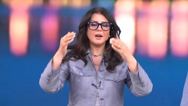 النضارة شايفة كل حاجة.. انبهار منى الشاذلي بتجربة نظارة للمكفوفين على الهواء