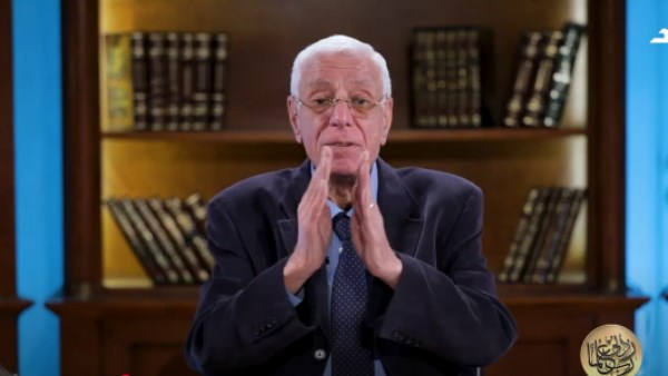 فحص قاع العين والرنين.. حسام موافي يكشف فحوصات مهمة لمرضى الصداع