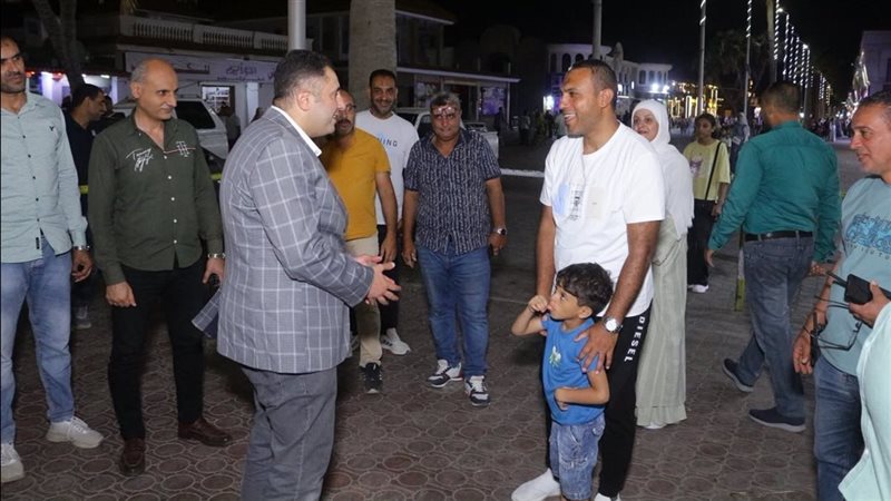 محافظ دمياط يلتقي المصطافين برأس البر ويشدد على إزالة الإشغالات باللسان