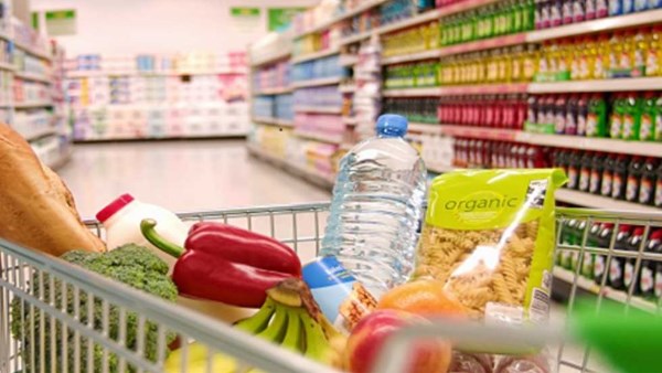البيض يخسر 7 جنيهات والشاي يرتفع.. ماذا يحدث لأسعار السلع في الأسواق اليوم؟