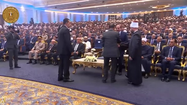 وزير الأوقاف يهدي الرئيس السيسي مجموعة من الكتب