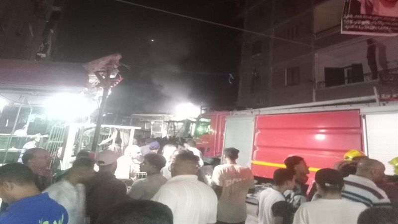 حريق هائل داخل محلات أحذية بعزبة النخل واستغاثات بمكبرات الصوت بالمساجد (فيديو)