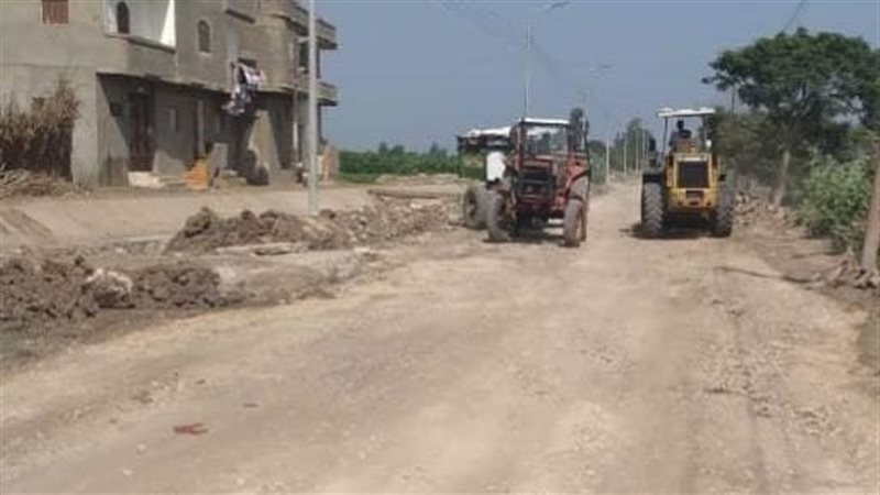 بدء أعمال رصف طريق جسر ترعة فرهاش بكوم حمادة في البحيرة بطول 4 كم