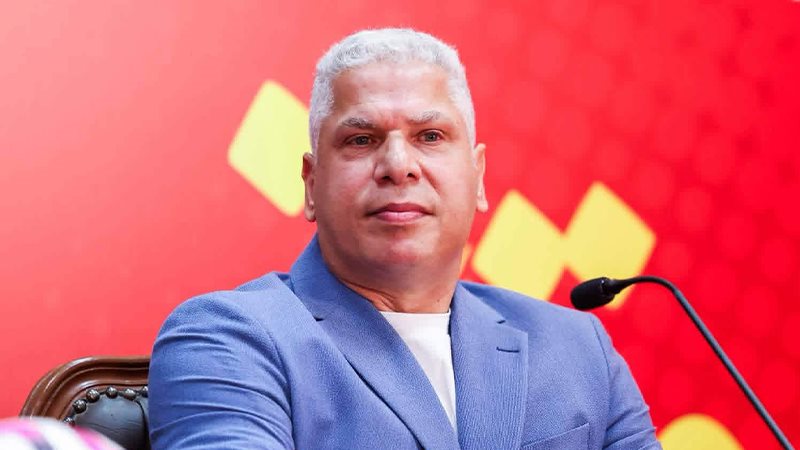 وائل جمعة يجتمع بمدافعي الأهلي في إسبانيا استعدادا لمواجهة برشلونة غدا