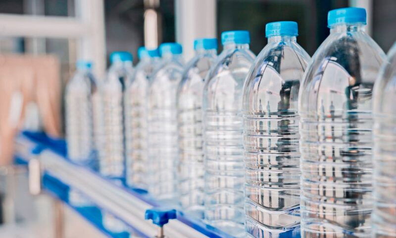 سوق المياه المعبأة في الخليج تنمو إلى 7.55 مليار دولار