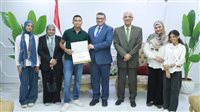 محافظ قنا يكرم أوائل الثانوية العامة على المحافظة ويشيد بدور الأسرة والمدرسة في مسيرة التفوق
