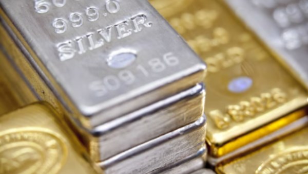 الفضة ترتفع في المعاملات الفورية 3% وتصل لـ61.27 دولار للأوقية