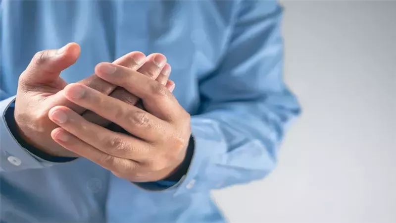 كل ما تريد معرفته عن أسباب التهاب الأعصاب وأعراضه المميزة