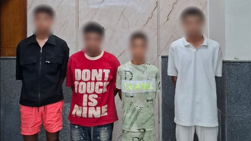 فيديو يكشف عصابة الـ4 في البحيرة، أحدهم دخل لسرقة محل الجزارة والـ3 انتظروه بالخارج