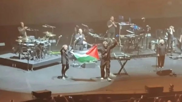 رفعوا علم فلسطين.. منع عضوين من فرقة ماسيف أتاك” البريطانية”