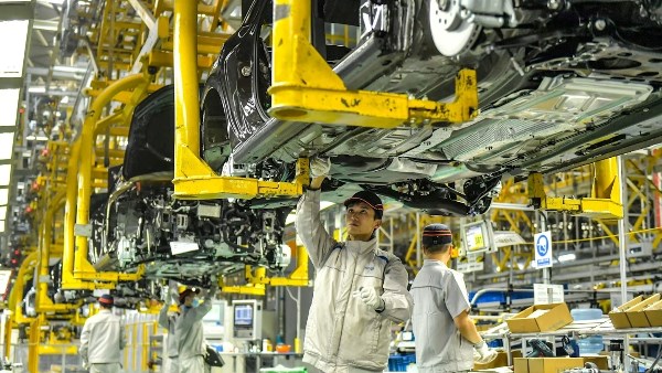 48.5 مليار دولار صادرات مقابل 100 واردات.. برلماني يكشف طريق إنقاذ الاقتصاد بالصناعة