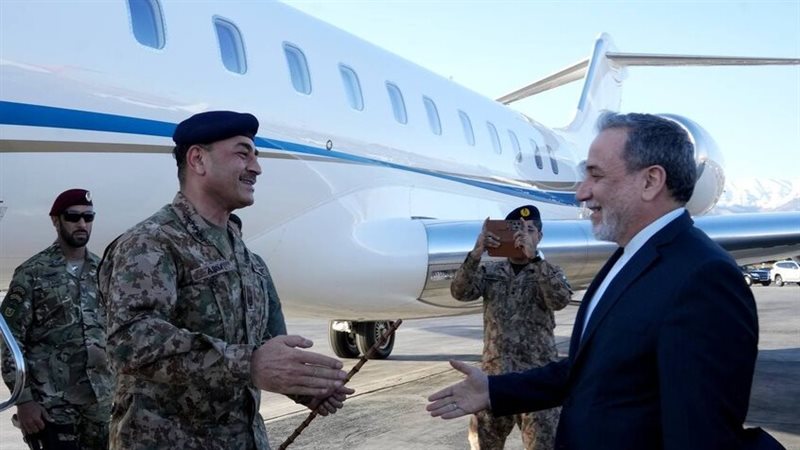 قائد الجيش الباكستاني يصل إلى طهران للقاء مسؤولين إيرانيين