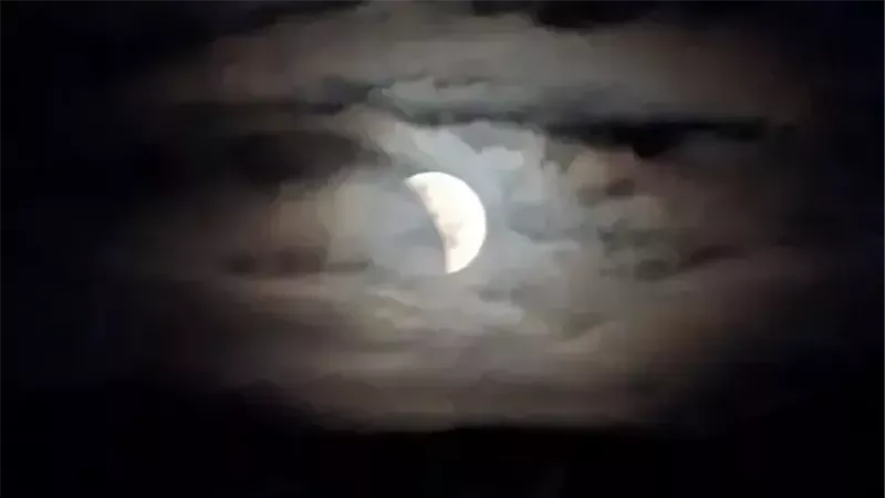 خسوف جزئي للقمر فجر الجمعة، موعده وأماكن رؤيته في مصر