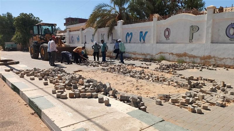 استعدادا للعام الدراسي الجديد، طرق الوادي الجديد ترفع كفاءة محيط المدارس