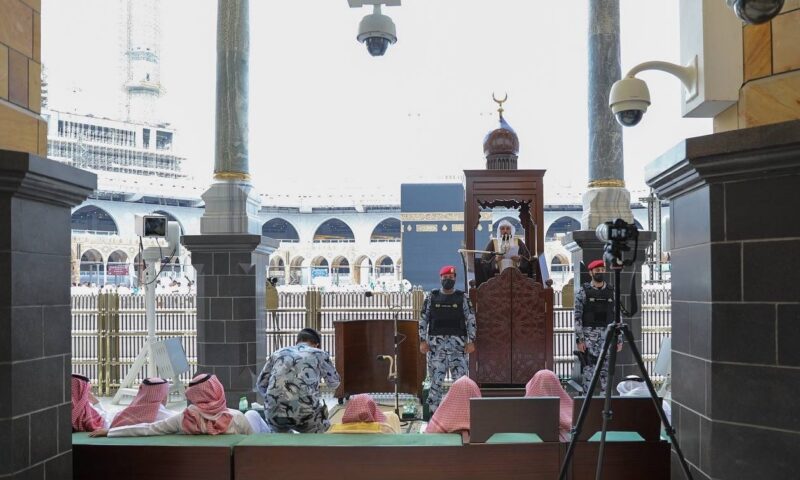 فريضتان شرعيتان.. خطيب المسجد الحرام: النبي ضرب لنا أروع الأمثلة فيها