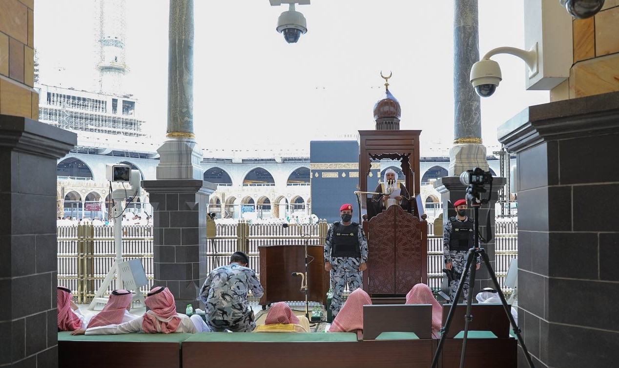 فريضتان شرعيتان.. خطيب المسجد الحرام: النبي ضرب لنا أروع الأمثلة فيها
