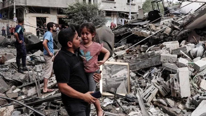 شهيدان و7 مصابين في غارات إسرائيلية على مخيم النصيرات وبلدة الزوايدة وسط غزة