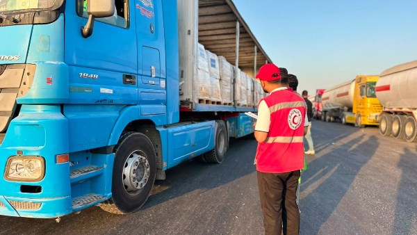 الهلال الأحمر يدفع بأكثر من 98 ألف سلة غذائية لدعم غزة