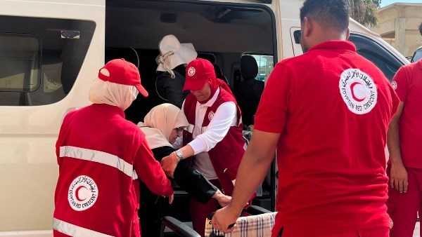 الهلال الأحمر يرافق الدفعة الـ74 من الجرحى والمرضى الفلسطينيين