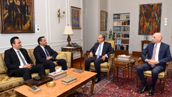 وزير الخارجية يستقبل نقيب الصحفيين ويشيد بالدور الوطني للصحافة المصرية