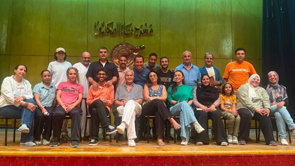 الديناصور.. عرض مسرحي يرصد صناعة التريند والشائعات على مسرح  الصحفيين