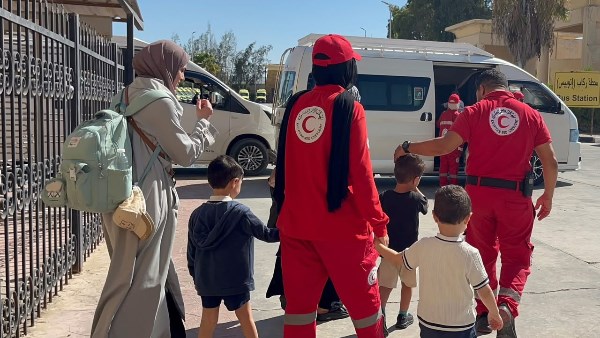 الهلال الأحمر يواصل خدماته الإنسانية على معبر رفح