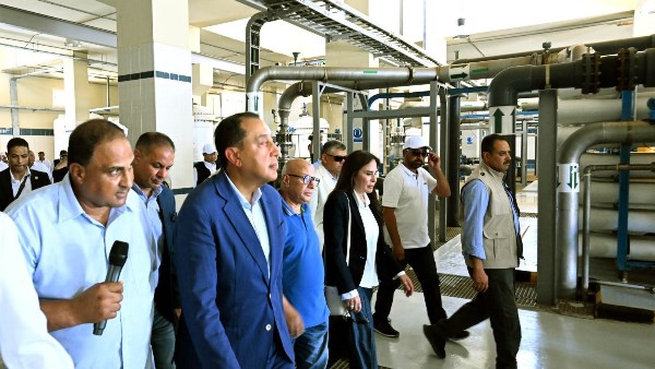 رئيس الوزراء يتفقد مجمع محطات تحلية مياه البحر بالرميلة في مطروح