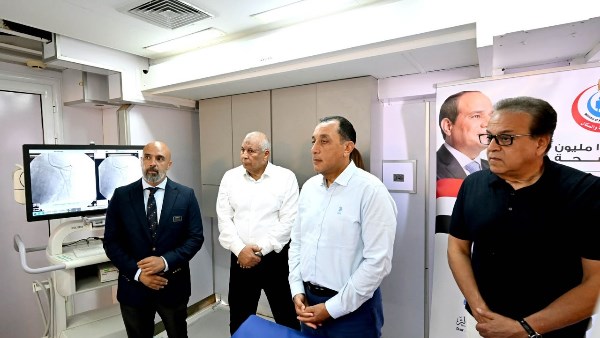 مدبولي يتفقد الوحدة المتنقلة للتدخلات القلبية والعصبية وعلاج السكتات الدماغية بمستشفى رأس الحكمة