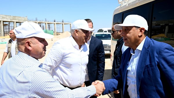 رئيس الوزراء يستعرض المنطقة المقترحة لإقامة المجمع الحكومي للخدمات الذكية بمطروح