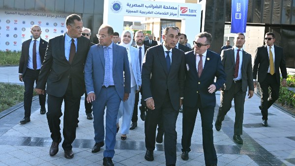 وزير السياحة والآثار يجتمع بقيادات الوزارة لبحث تحديات القطاع
