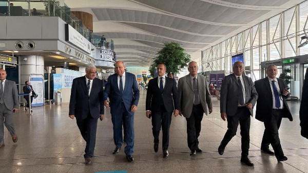 وزير الطيران يوجه بتكامل جهود جميع الجهات العاملة لتسريع إنهاء اجراءات الركاب بمطار القاهرة