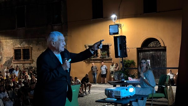 «مفتاح فولشي و3 جوائز رفيعة».. إيطاليا تحتفي بـ زاهي حواس وتُتوج جهوده في الترويج للتراث المصري