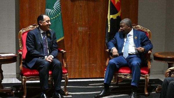 مدبولي يسلم رئيس أنجولا دعوة الرئيس السيسي لزيارة مصر.. والاتفاق على إنشاء أول مصنع أدوية ومتحف ضخم بلواندا