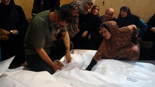 استشهاد 3 فلسطينيين وإصابة آخرين في قصف لطيران الاحتلال على غزة