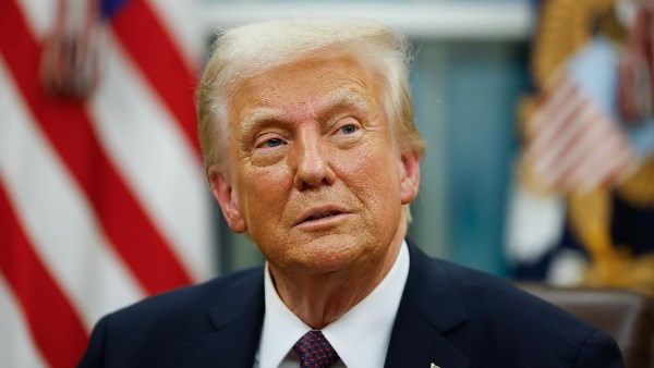 الفرصة الأخيرة أمام طهران| ترامب: محادثات إيران ستتواصل.. ومضيق هرمز قد يُفتح غدًا