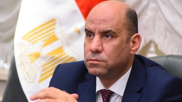 وزير العمل يتابع حادث انقلاب سيارة تقل عمالًا بالجيزة ويوجه بسرعة حصر بيانات الضحايا للدعم والرعاية