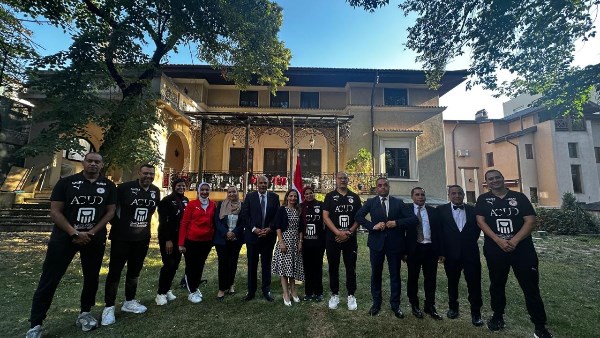 السفارة المصرية في رومانيا تكرم فريق الناشئات لكرة اليد