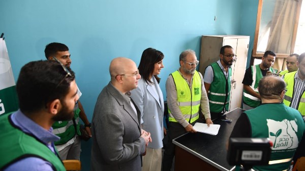 محافظ الفيوم والسفيرة نبيلة مكرم يتابعان أعمال قافلة إيد واحدة بقرية كحك بمركز يوسف الصديق