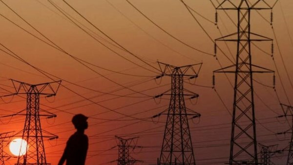 جنوب أفريقيا توسع استثمارات الطاقة المتجددة وسط اختناقات في شبكة الكهرباء