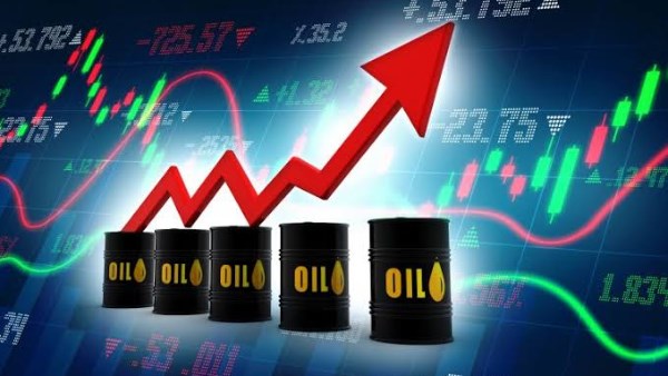 ارتفاع مفاجئ في مخزونات النفط الخام الأمريكية يضغط على توقعات أسعار النفط