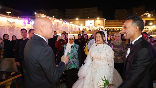 وسط أجواء من البهجة.. محافظ القاهرة يحتفل بزفاف عروس من أبناء دور الرعاية