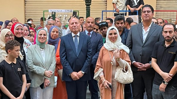 محافظ القاهرة يلتقط صورًا تذكارية مع المواطنين في شارع الفن
