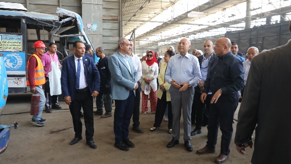 محافظ القاهرة يتفقد ورش جسر السويس لمتابعة تطوير وصيانة أتوبيسات هيئة النقل العام